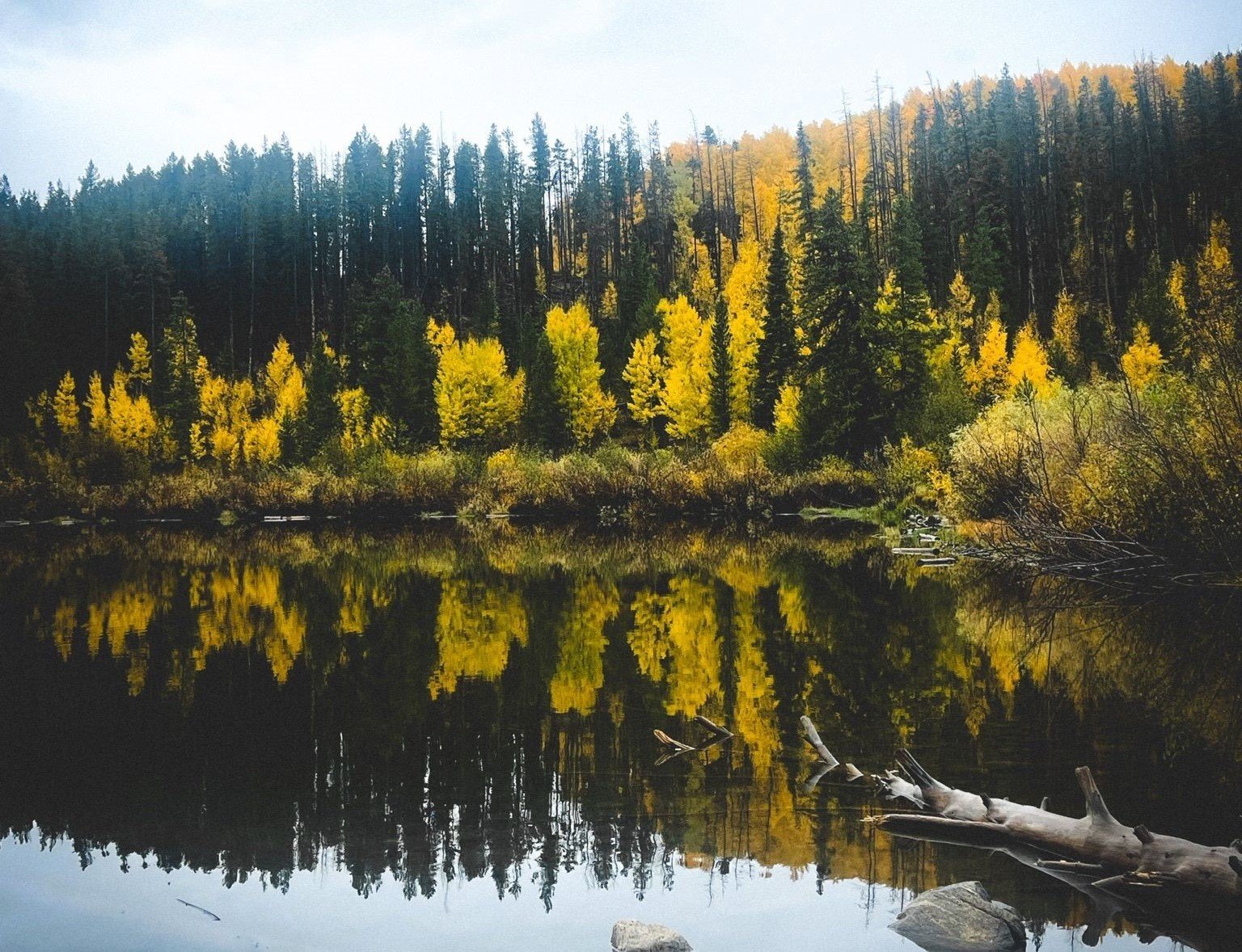 6 Fall Hikes for Leaf Peeping Near Breckenridge: Rainbow Lake